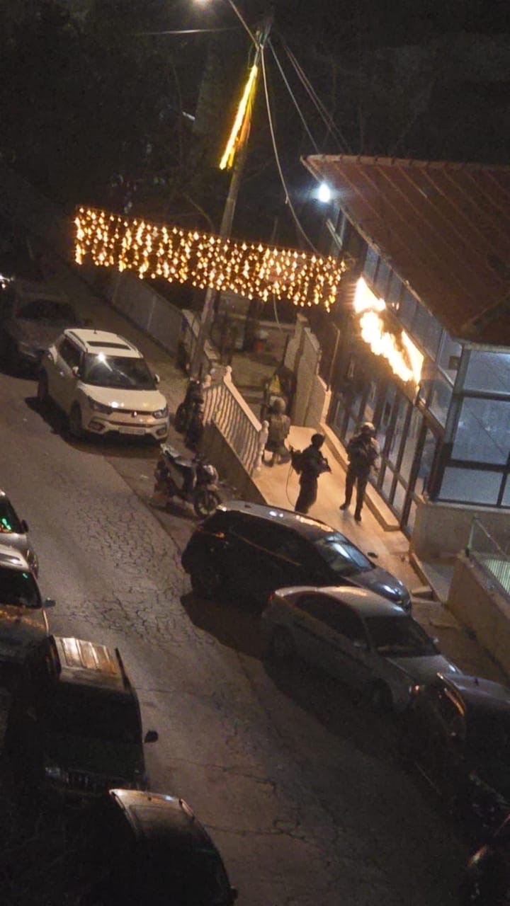 شاهد - قوات الاحتلال تقتحم مسجد "عين منجد" في رام الله وتطلق قنابل الصوت اتجاه المصلين أثناء إحيائهم ليلة القدر،، كما واعتقلت المهندس محمد كنعان وابنه...