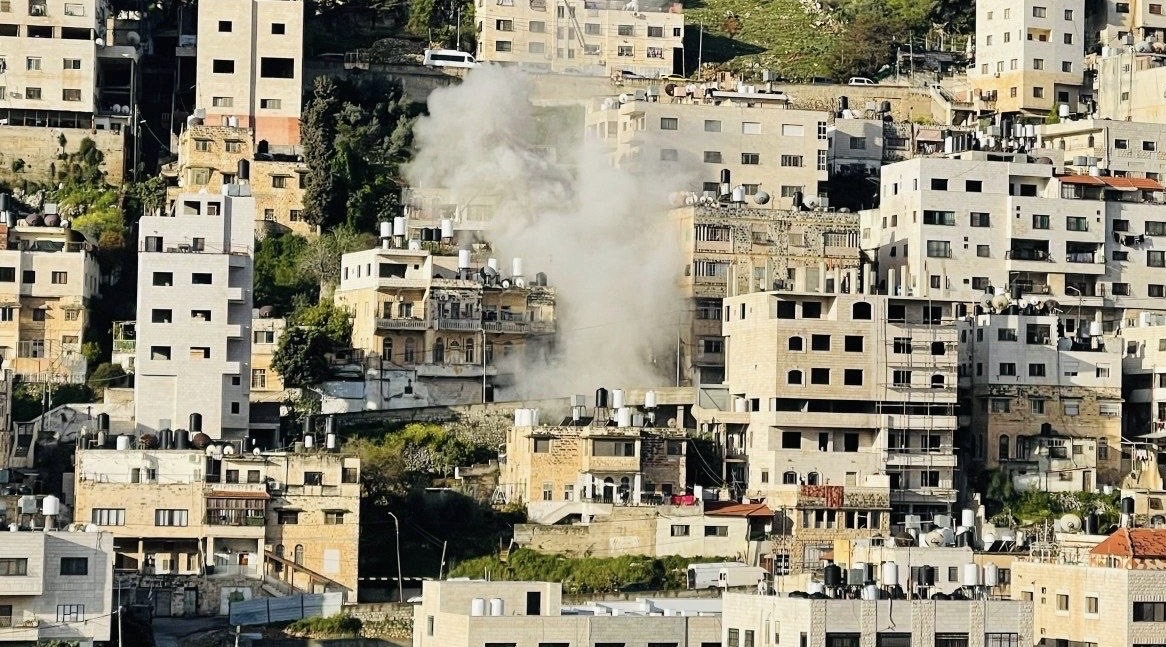 قوات الاحتلال تفجر منزل الشهيد محمود العقاد في نابلس...