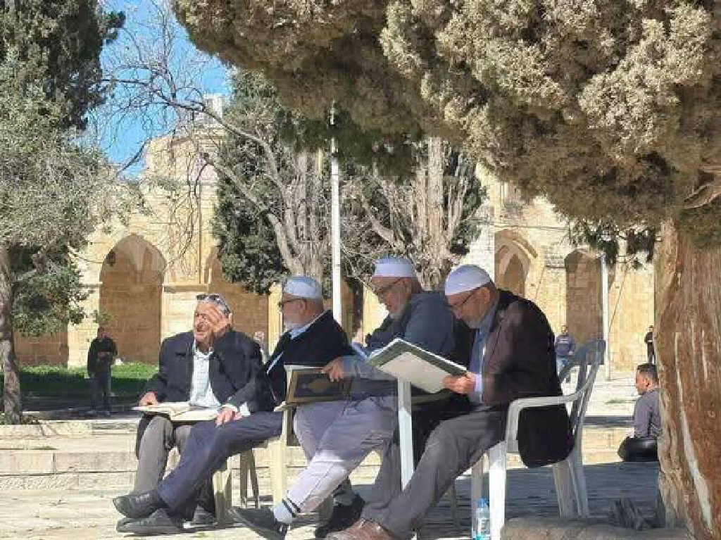 المسجد الأقصى المبارك في هذه الأثناء وبدء توافد الأهالي لاداء صلاة الجمعة الأولى بعد الإغلاق الذي استمر 40 يوما....