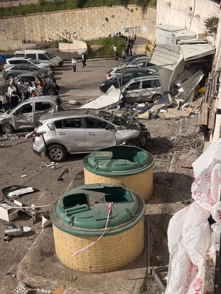 القناة 12 العبرية: تم إطلاق خمس صواريخ في الرشقة الأخيرة من لبنان، حيث جرى اعتراض بعضها، فيما سقطت صواريخ أخرى في مناطق مفتوحة.

وفي السياق، أظهر فيدي...
