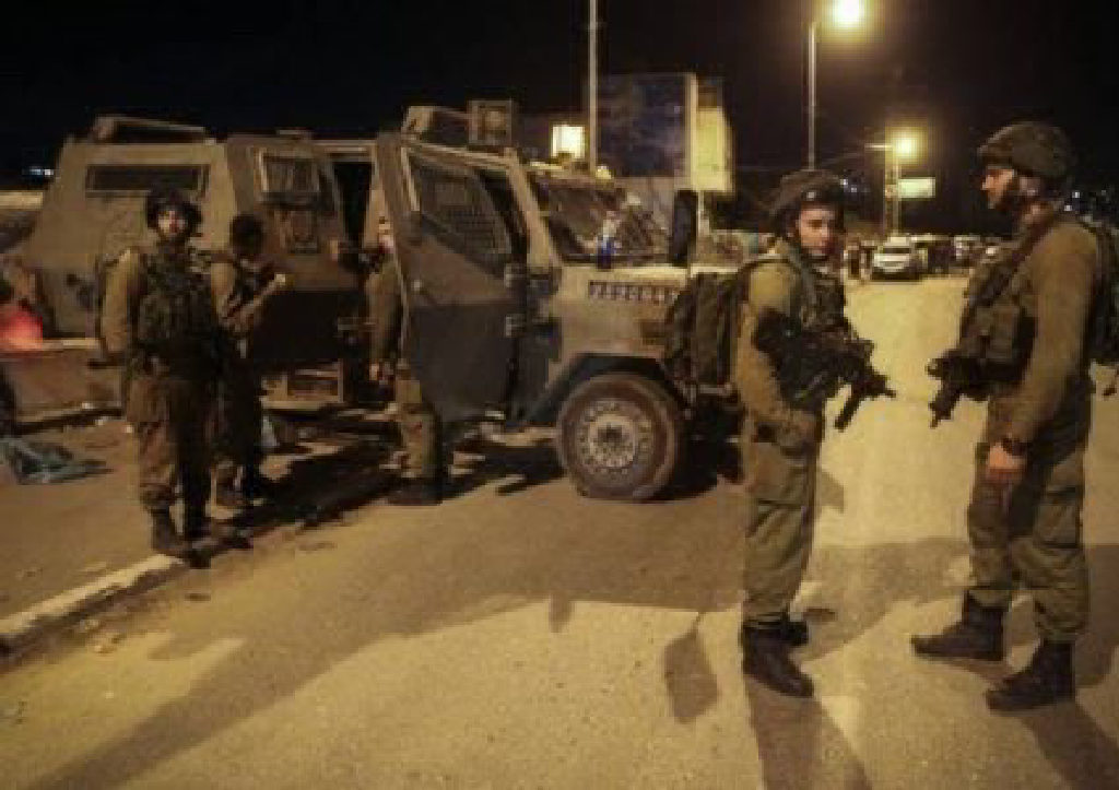 اقتحام قلقيلية فجراً واعتقال ثلاثة مواطنين بعد مداهمات واسعة

نفذت قوات الاحتلال الإسرائيلي، فجر اليوم الإثنين، عملية اقتحام لمدينة قلقيلية، تم خلالها...