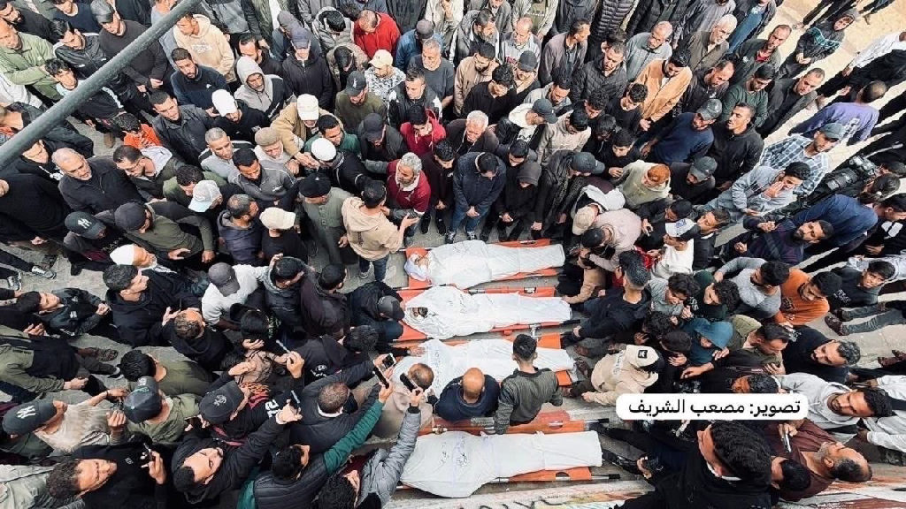 👁️ شاهد|  صور من وداع و تشييع ستة شهداء ارتقوا بغارات الاحتلال على غزة...