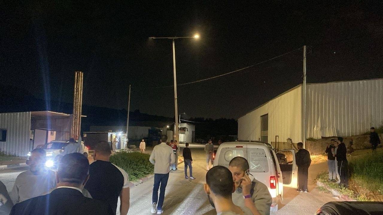 فيديو | الاحتلال يفرج عن دفعه كبيره من الاسرى من سجن عوفر ما يقارب  20 اسيراً...