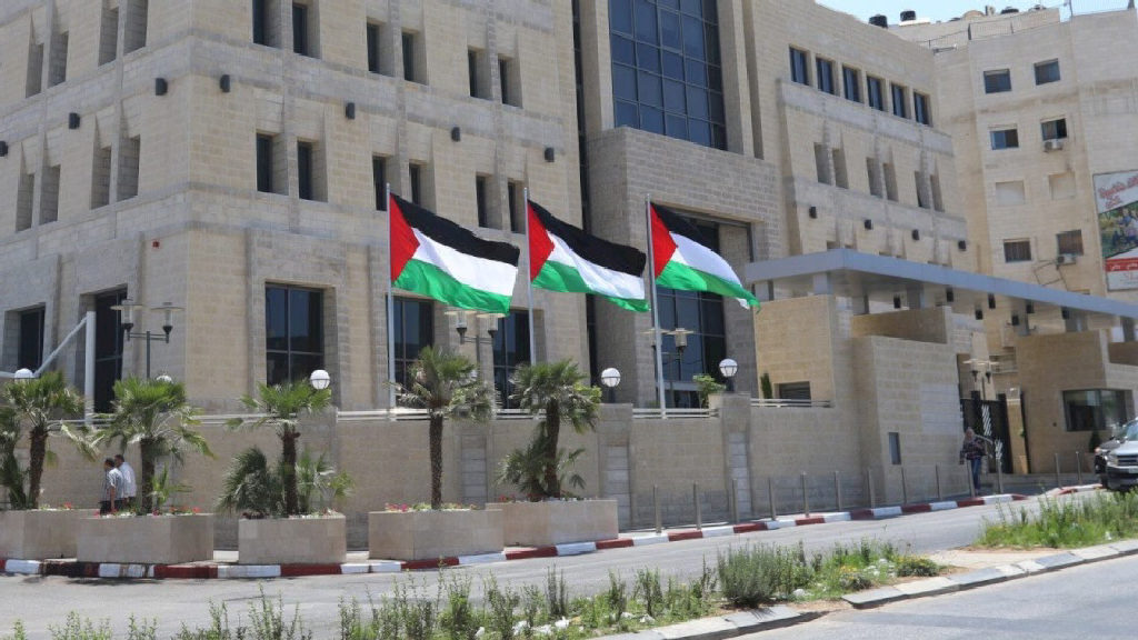 أصدرت سلطة النقد الفلسطينية تعميماً للمصارف العاملة في فلسطين توضح فيه آلية التعامل مع أقساط قروض موظفي القطاع العام، وذلك عقب صرف دفعة مالية بقيمة 20...