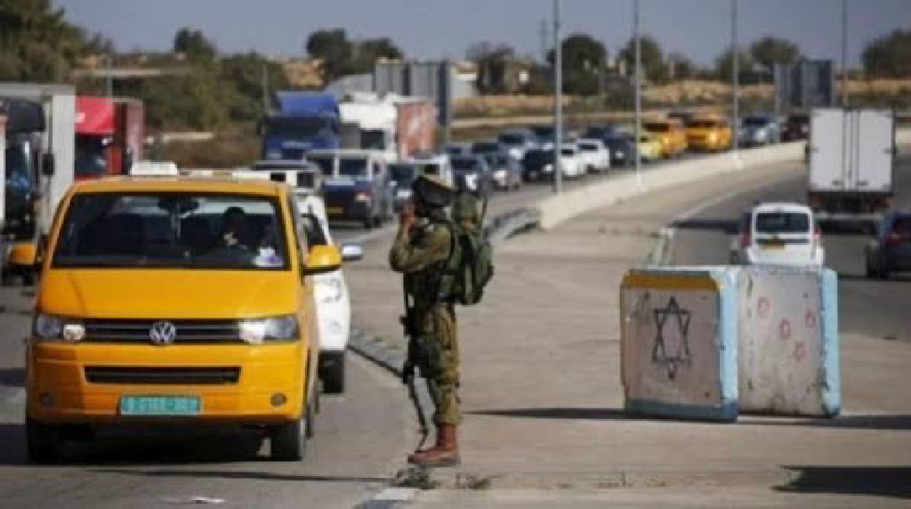 تشديد الحواجز العسكرية في الضفة الغربية يفاقم معاناة الفلسطينيين

تشهد الضفة الغربية انتشارًا واسعًا للحواجز العسكرية الإسرائيلية، التي باتت تشكّل عائ...