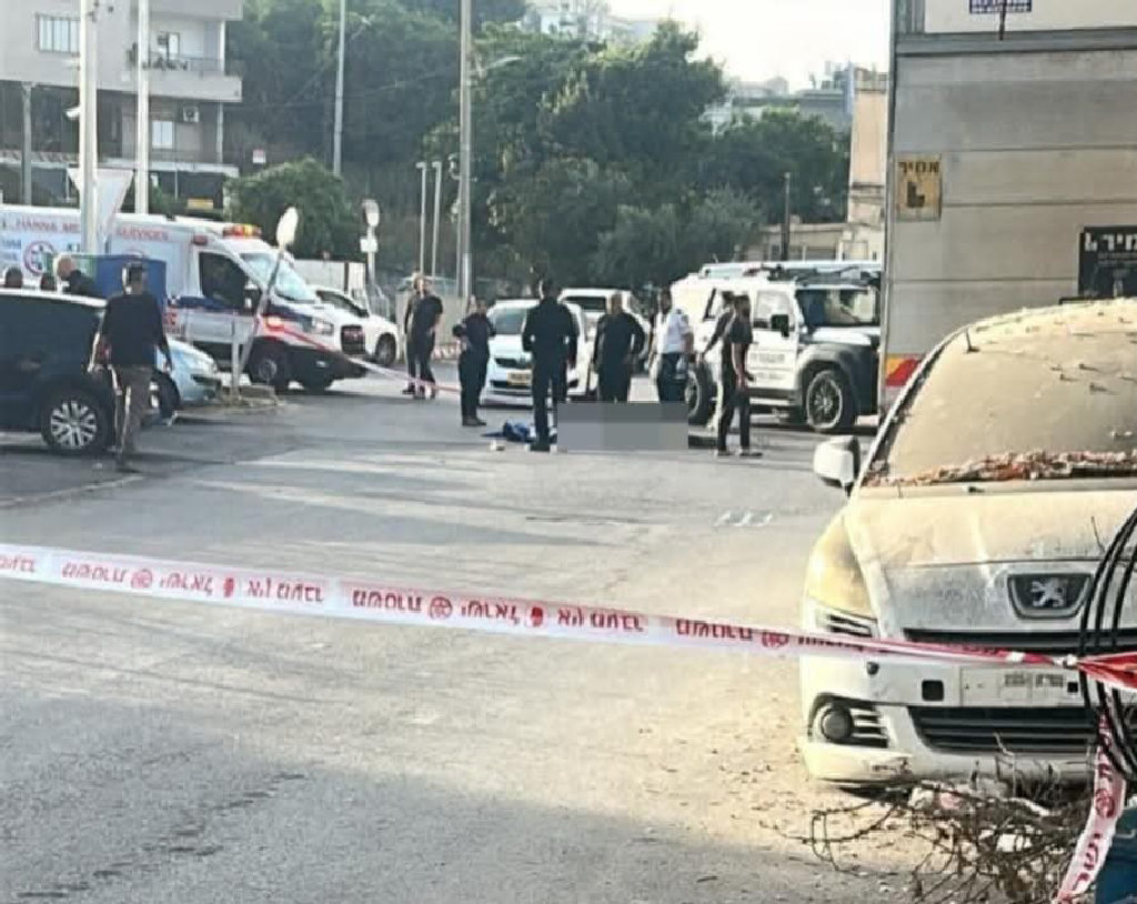 مجزرة بحق عائلة كاملة 
100 قتيل منذ بداية العام ...عصابات الاجرام تقتل  الشاب هادي سواعد رميا بالرصاص اثناء تواجده في مدينة شفاعمرو في داخل الخط الاخض...