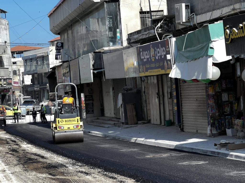 بعد عامين على تجريفها وتدميرها ...بلدية جنين تباشر إعادة تأهيل شوارع رئيسية في المدينة، عقب تدميرها وتجريفها من قبل جيش الاحتلال، الأمر الذي فاقم معان...