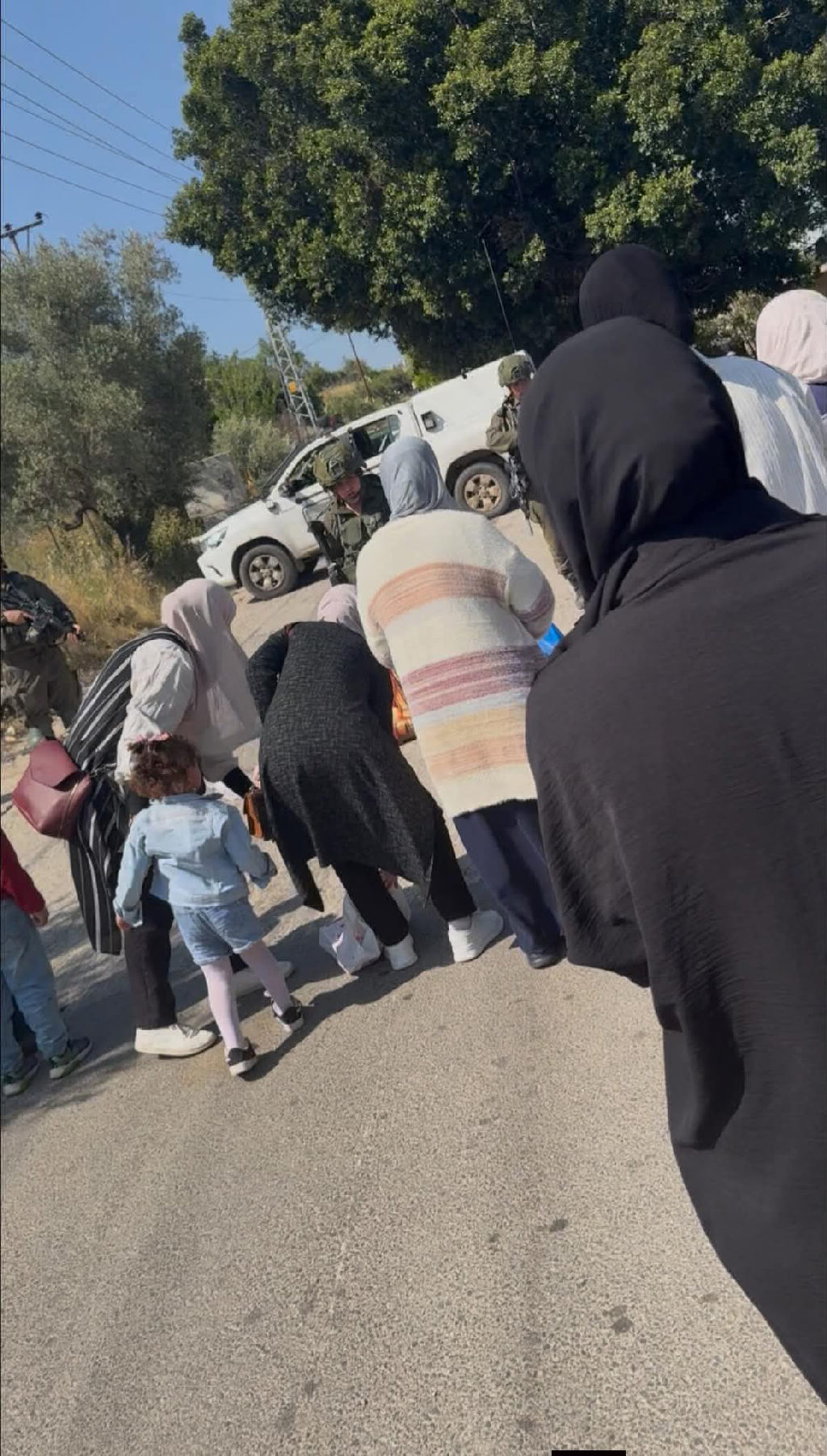 على دوّار عين أيوب ..جانب من الإذلال وتفتيش مهين للمواطنين  والعبث بالممتلكات الشخصية أثناء الدخول إلى قرية دير عمار غرب رام الله  ....