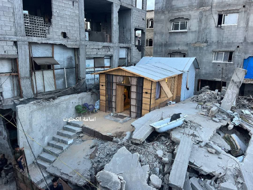 بعد ان دمر الاحتلال منزله ..المواطن علاء جودة يصنع كوخًا خشبيًا بتصميم هندسي فوق منزله المدمر، بعد أن استوحى الفكرة من حالة عدم الاستقرار في مخيمات ال...