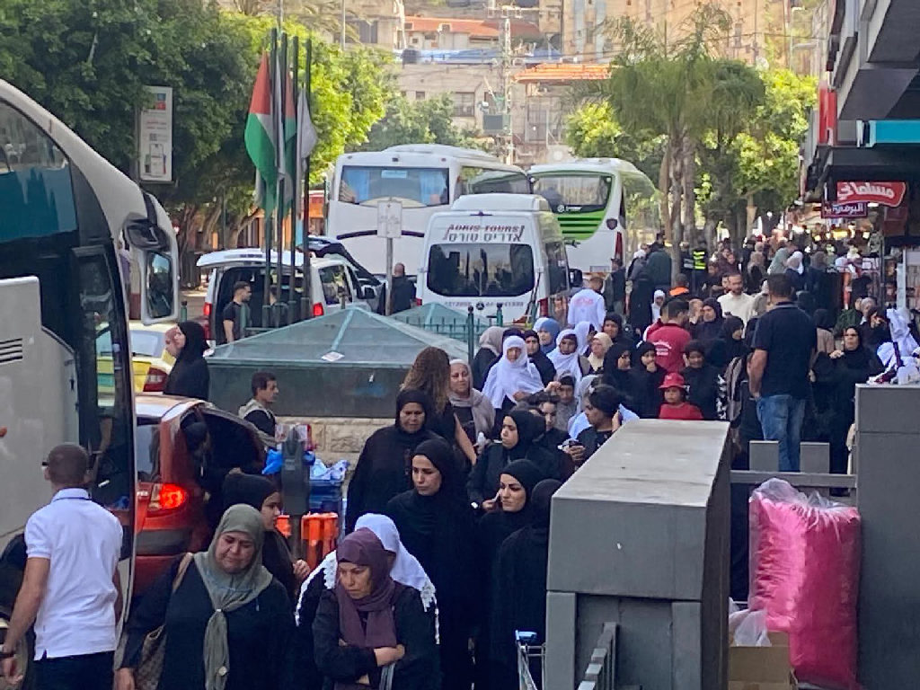 دخول عدد من الحافلات التي تقل اهلنا في الداخل المحتل، ضمن حملة "يلا ع نابلس"، وذلك دعما لاقتصاد المدينة المتهالك....