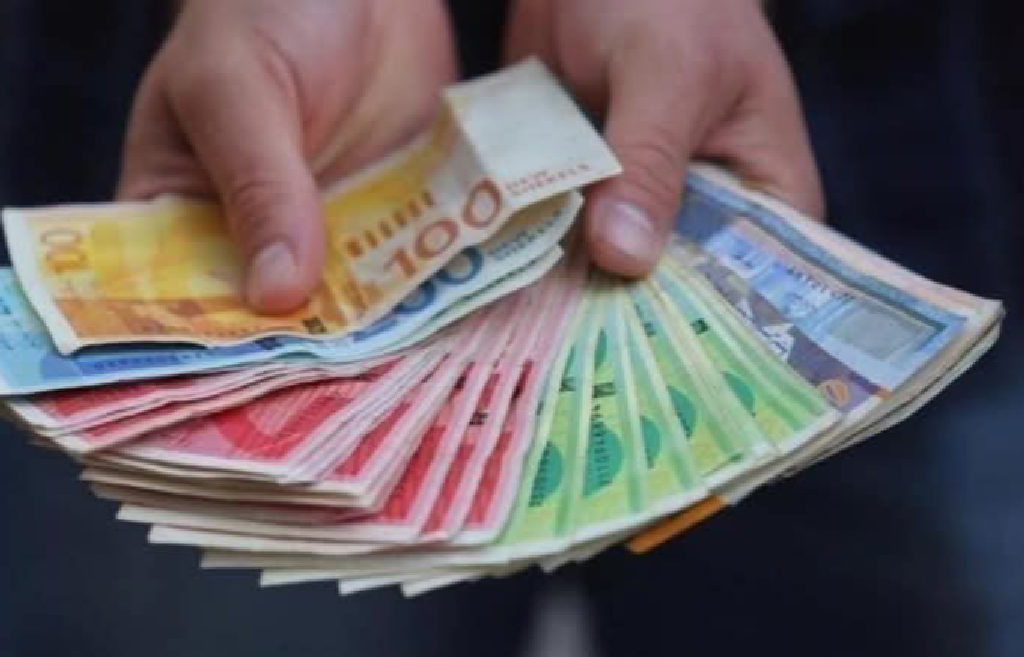 أمين سر اتحاد المعلمين في بيت لحم عاصم الزبون: مستحقات الثانوية العامة للمعلمين ستصرف هذا الأسبوع بما يضمن حمايتها من الاقتطاعات البنكية، وهو تطور إيج...