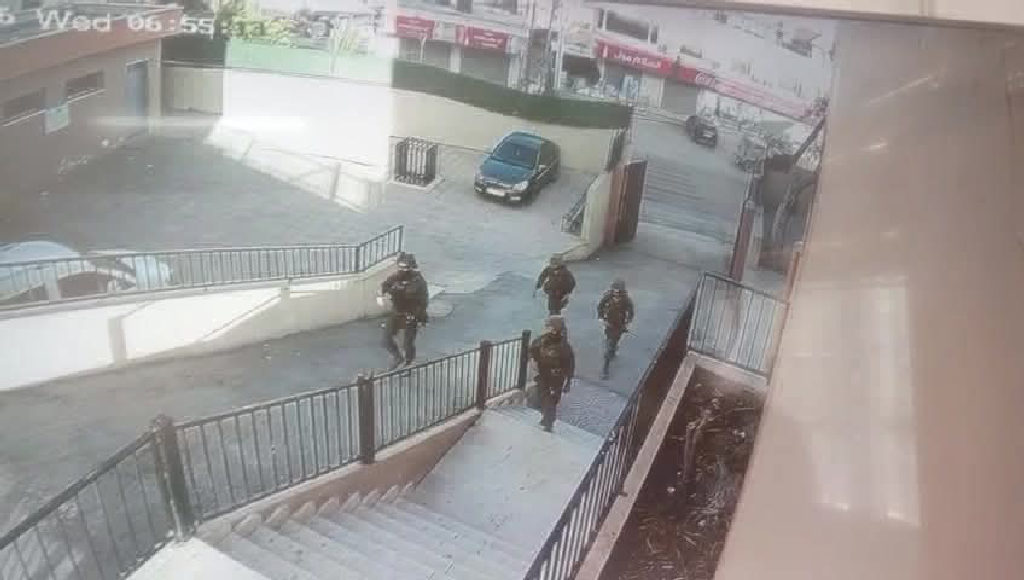 مصادر محلية : جنود الاحتلال اقتحموا صباح اليوم مدرسة ذكور سيلة الظهر وقاموا بتمزيق العلم الفلسطيني المعلّق على سارية المدرسة...
