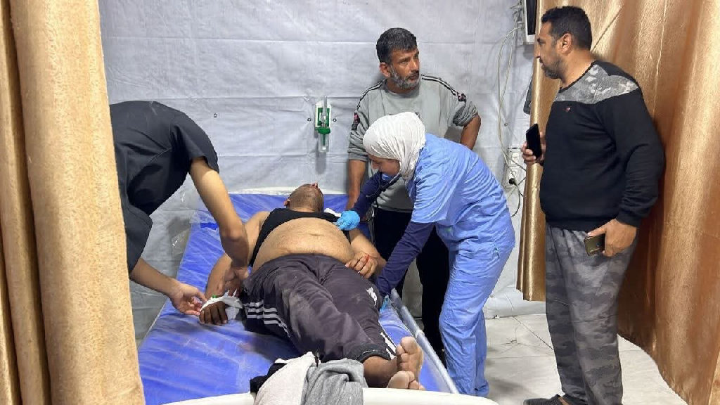 مصدر في الإسعاف والطوارئ: 3 شهداء وأكثر من 30 مصابا في الغارات الإسرائيلية على شقة سكنية وسيارة غربي مدينة غزة...