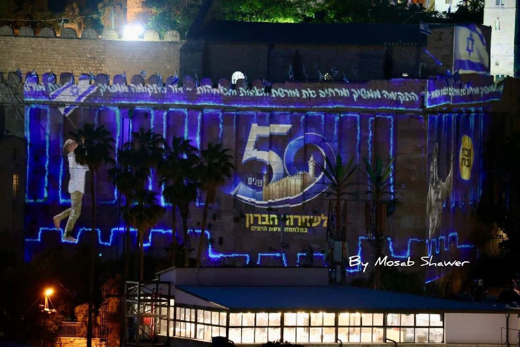 المستوطنون يضيؤون جدران المسجد الإبراهيمي في الخليل، احتفالًا بذكرى احتلال الضفة الغربية وما تبقى من القدس عام 1967...
