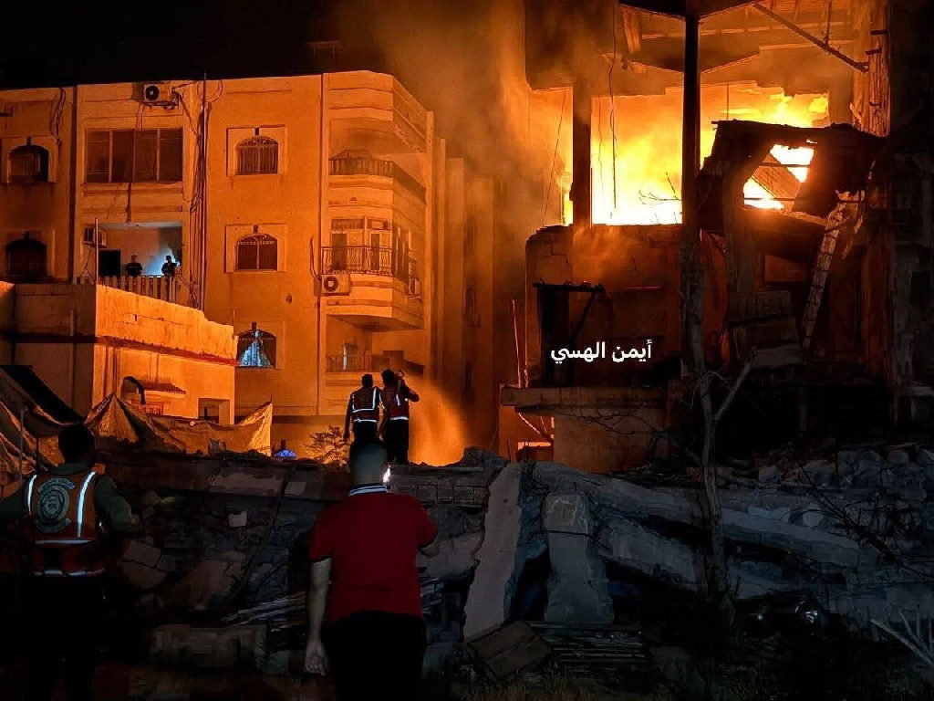 اصابات جراء غارات اسرائيلية استهدفت حي النصر بمدينة غزة فجر اليوم...
