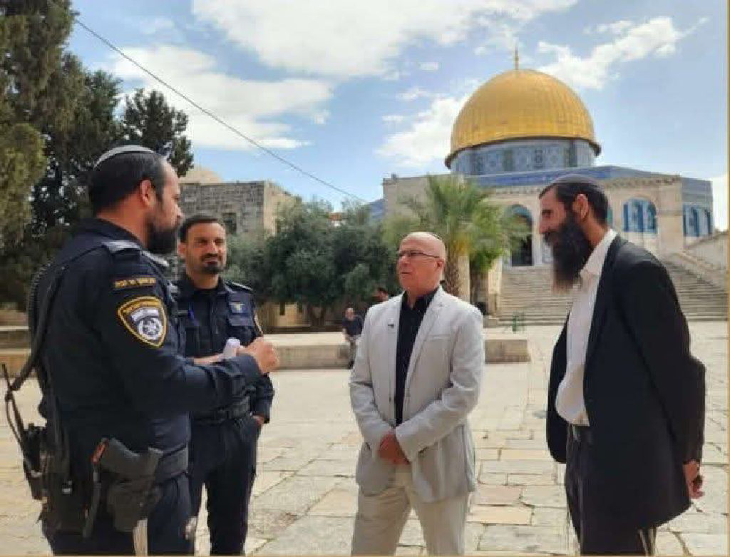رئيس لجنة الأمن القومي وعضو الكنيست "تسفيكا فوغل"، يقتحم المسجد الأقصى، بحماية قوات الاحتلال ....